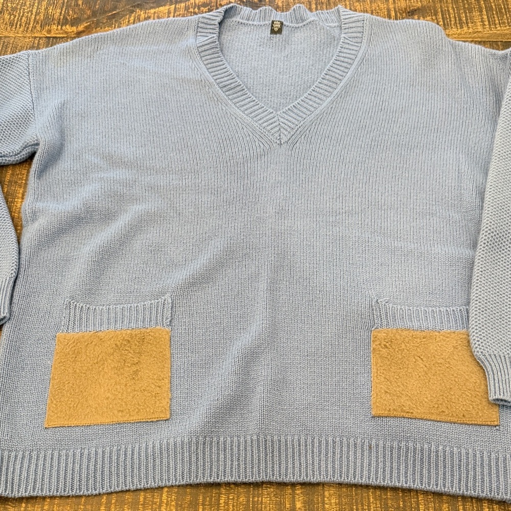 Eleventy Sky Blue V-Neck Sweater with Camel Pockets - Picture 4 of 10